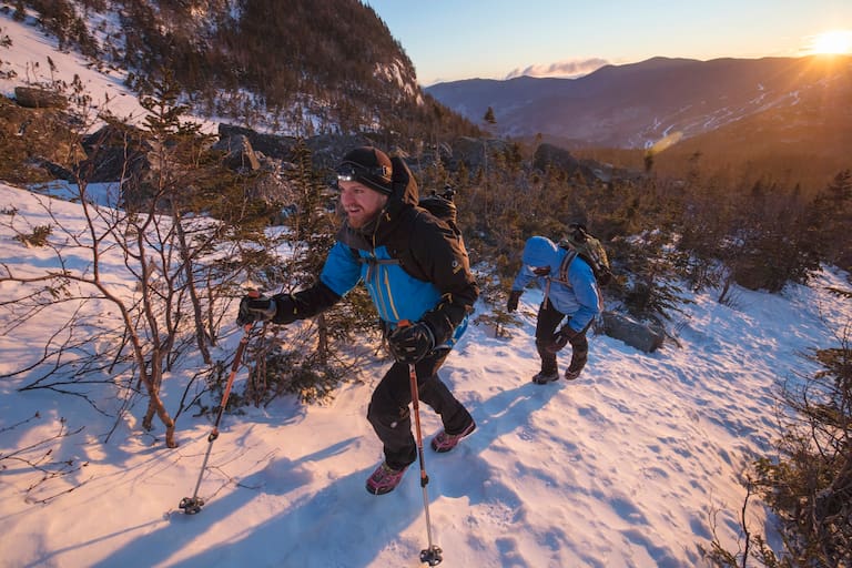 Zwei Männer hiken mit Kahtoola Microspikes im Schnee