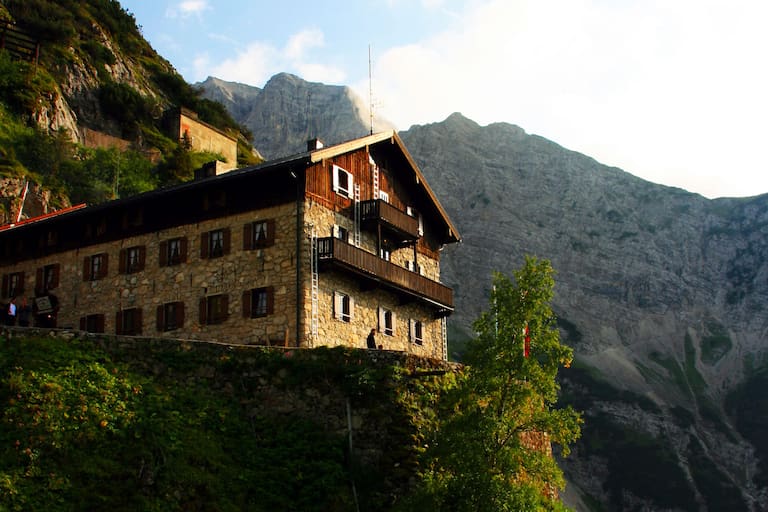 Das Karwendelhaus im Karwendel in Tirol