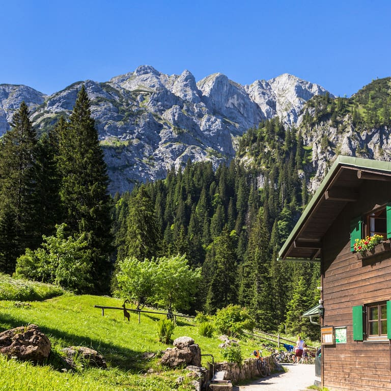 Die Kenzenhütte im gleichnamigen Naturschutzgebiet in den Ammergauer Alpen