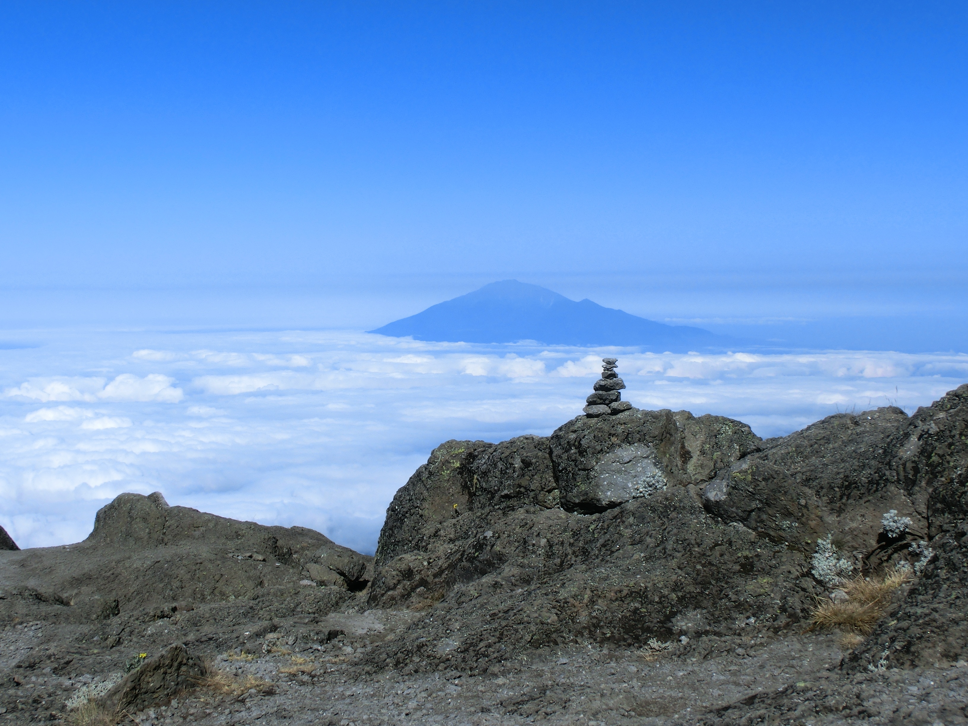 Blick auf den Mount Meru vom oberen Ende der Barranco Wall am Kilimanjaro