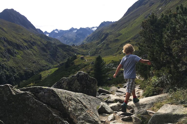 Wandern in Tirol: Kind beim Zustieg zur Franz-Senn-Hütte in Tirol