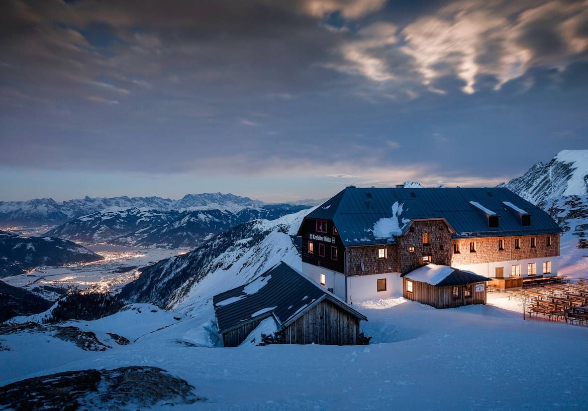 Die Krefelder Hütte thront über dem Lichtermeer im Tal