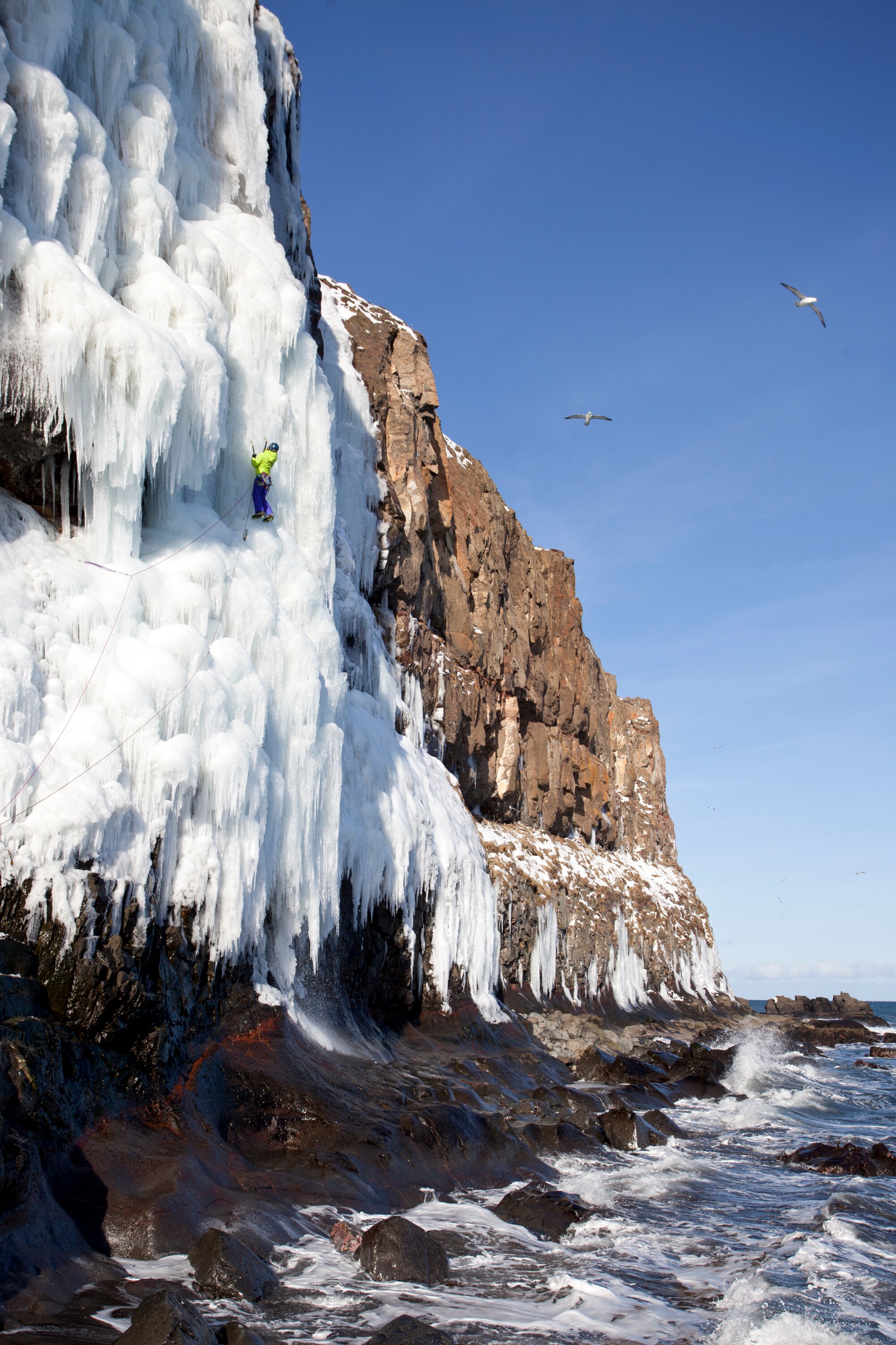 Klaus hat durch die Berge seine Liebe zur Fotografie entdeckt: hier beim Eisklettern auf Island