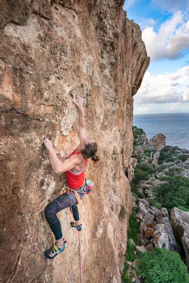 Viele der Touren auf Malta sind so genannte „Clean Climbing Touren“ und müssen selbst abgesichert werden.