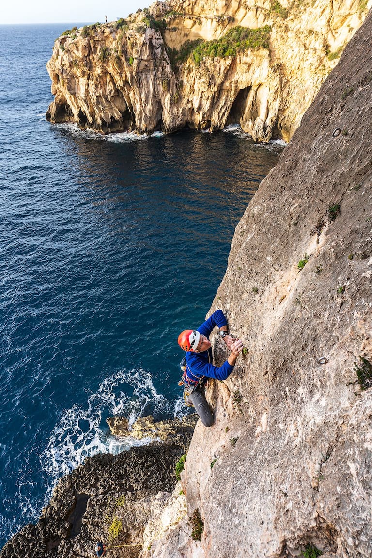 Steile Kalksteinklippen über dem azurblauen Meer – Malta ist ein wahres Kletterparadies.