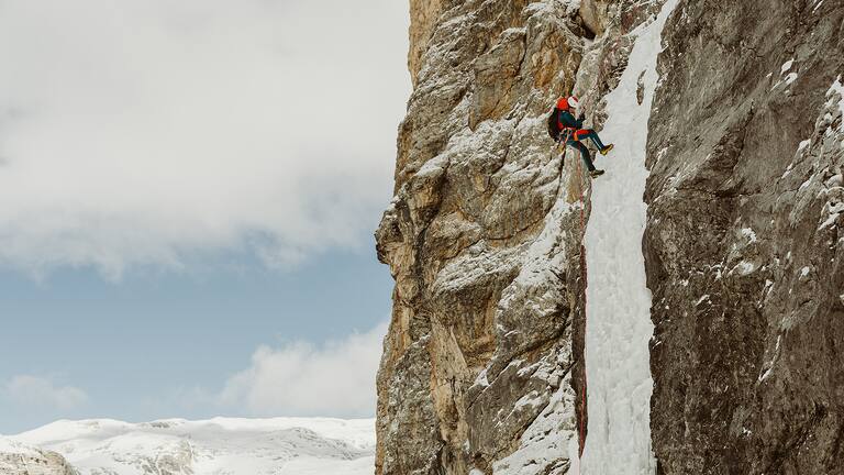 Matteo Pavana klettert in La Sportiva Ausrüstung einen Berg hinauf