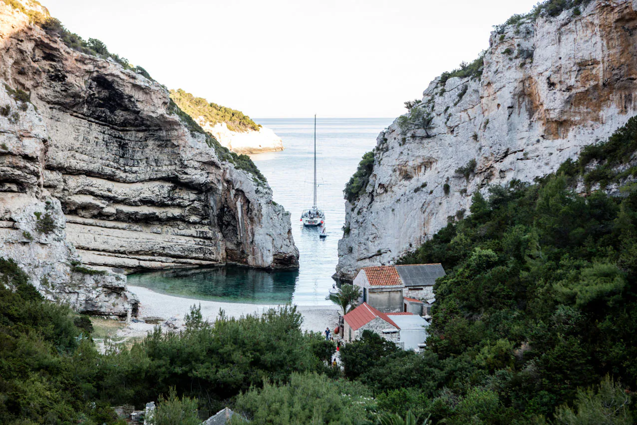 Die kelchförmige Bucht von Stiniva in Kroatien gilt als schönster Strand Europas