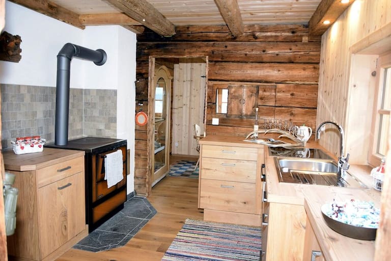 Eine alte Küche mit Holzherd und e-Herd.