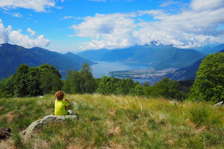 Auf den Sassariente in den Tessiner Alpen mit Blick auf den Lago Maggiore