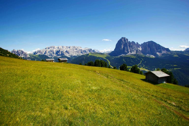 Wandern in Südtirol: Blick auf Lang- und Plattkofel in den Dolomiten