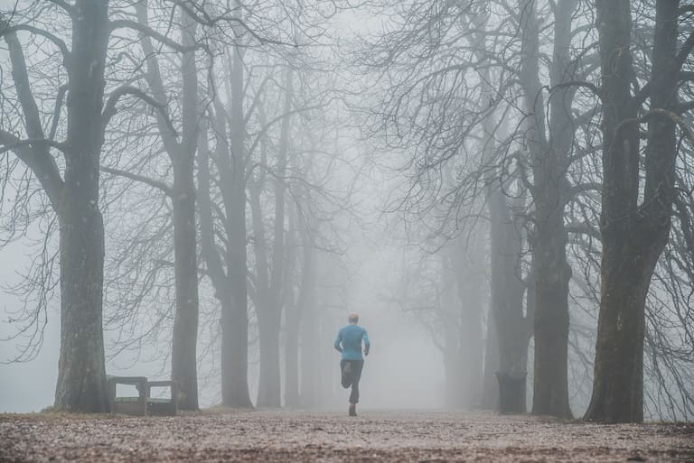 Läufer bei Nebel im Park