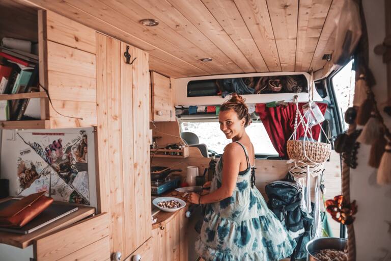 Laura Horvat hat für Bergwelten einen Campervan gebaut, nun erwartet die junge Niederösterreicherin Nachwuchs