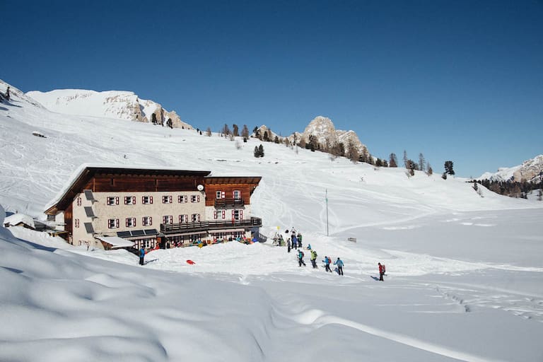 Die Lavarellhütte (2.045 m) inmitten des Naturparks Fanes-Sennes-Prages