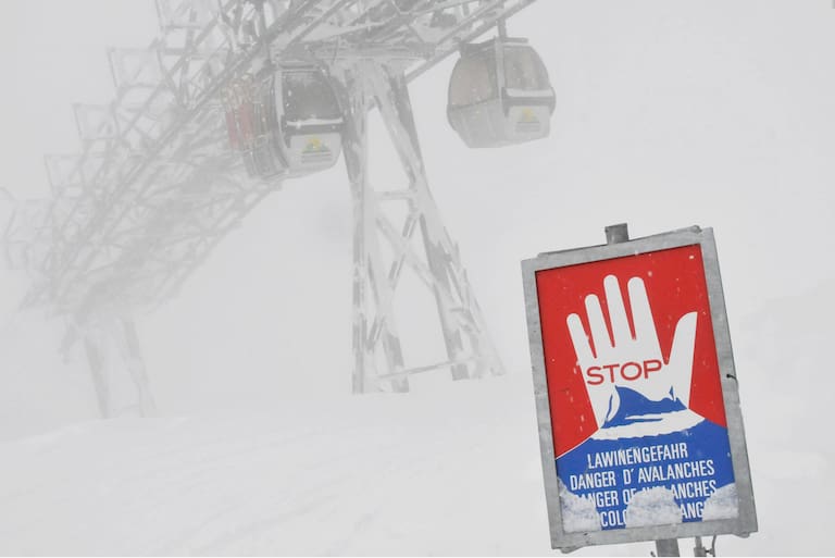 Die Lawinensituation in den Alpen spitzt sich weiter zu. Skigebiete, Straßen und gesamte Täler sind gesperrt.
