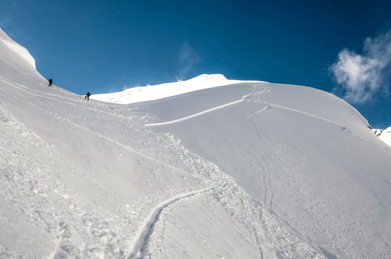 Schneebrettlawine in den Berchtesgadener Alpen. Von Skitouren im freien Gelände ist dringlichst abzuraten.