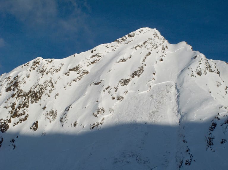 Große Schneebrettlawinen wie hier, am Gamskogel (2.659 m) in den Stubaier Alpen vergangenen Jahres, sind aktuell nicht auszuschließen