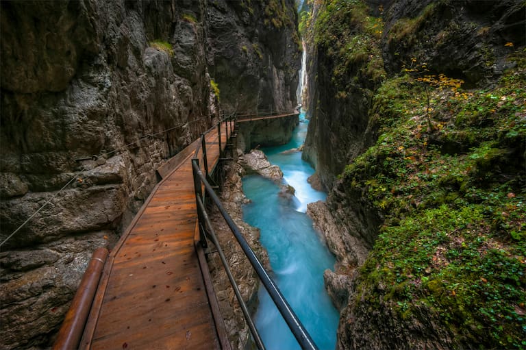 Über Holzplanken und schmale Stege durch die Geisterklamm bei Mittenwald, Bayern