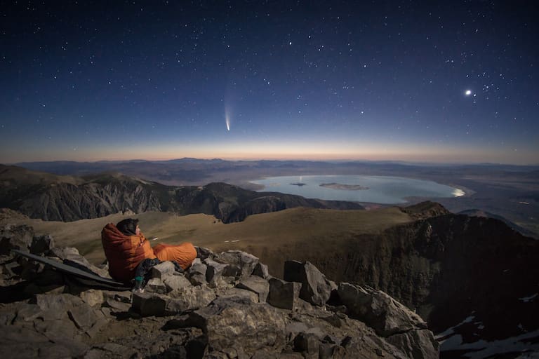 Person beobachtet den Neowise Komet über dem Yosemite National Park 