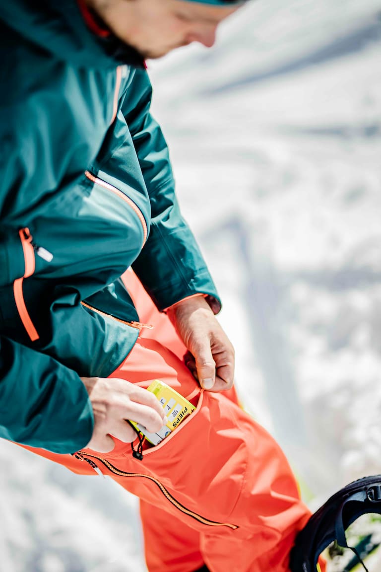 Schaufel, Sonde und LVS-Geräte sind Pflicht bei einer Skitour im freien Gelände.