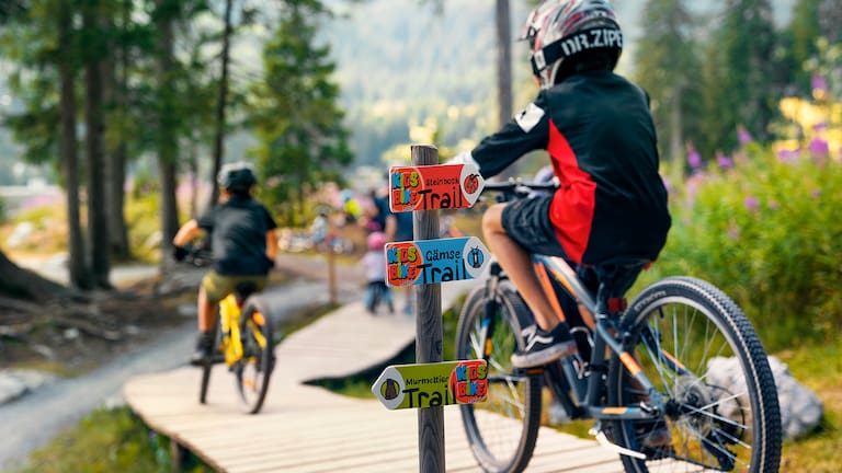 Helm auf, Bahn frei: Auch die Kleinsten können sich schon aufs MTB schwingen – die Kids Bike League zeigt, wie es geht.