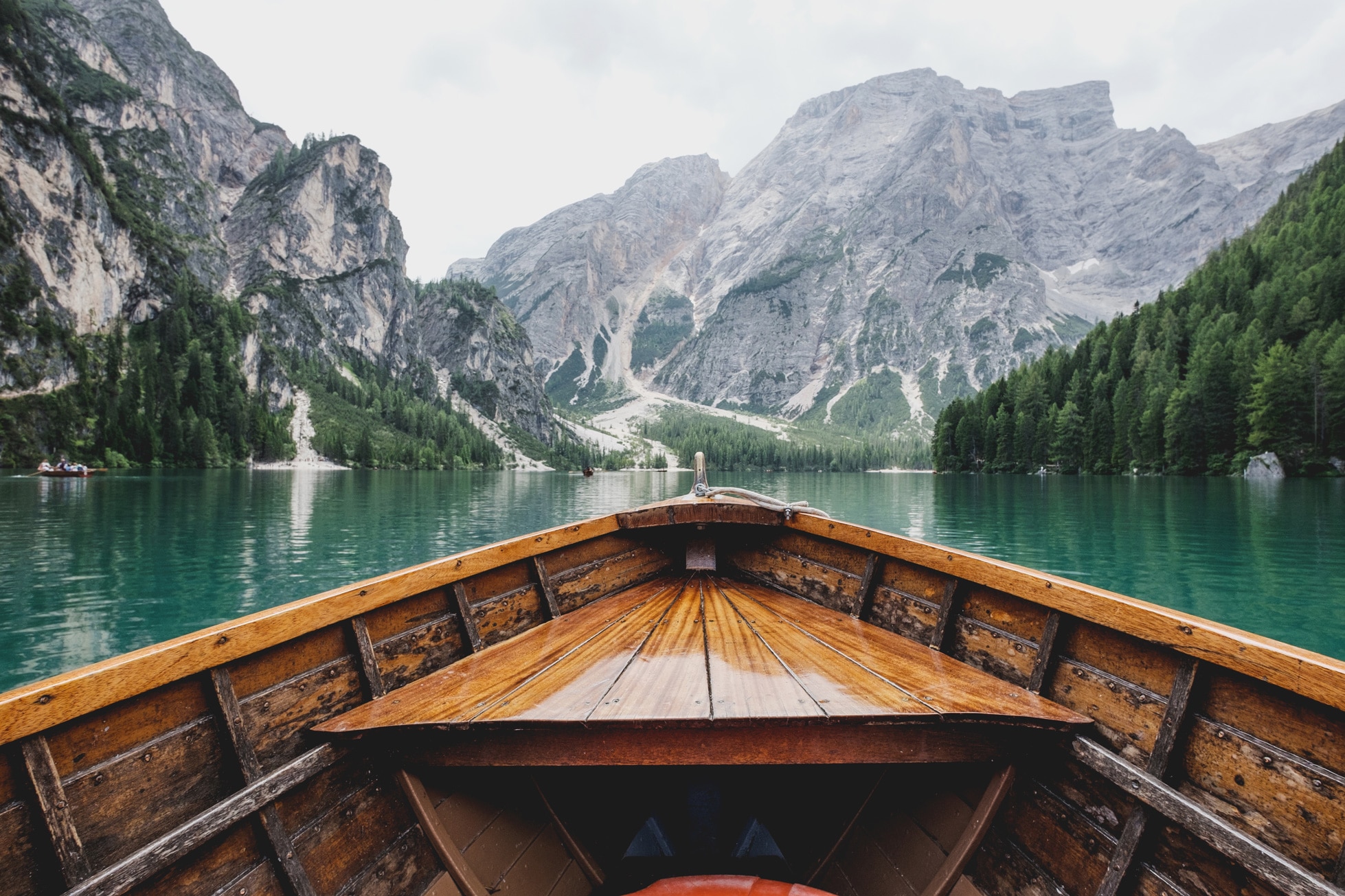Wasser, Berge, Boot: Am Pragser Wildsee, Südtirol