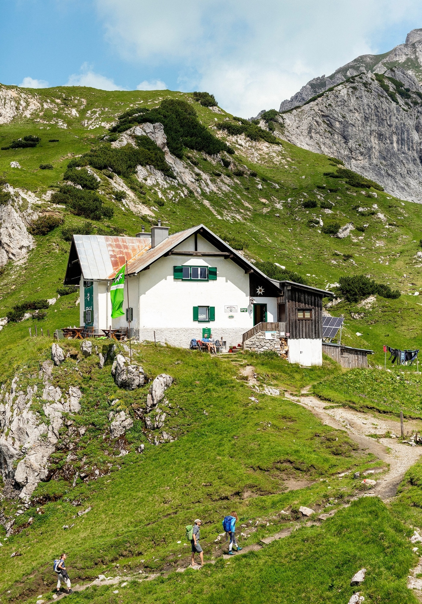 Eine Berghütte die Schutz und kulinarisches anbietet.