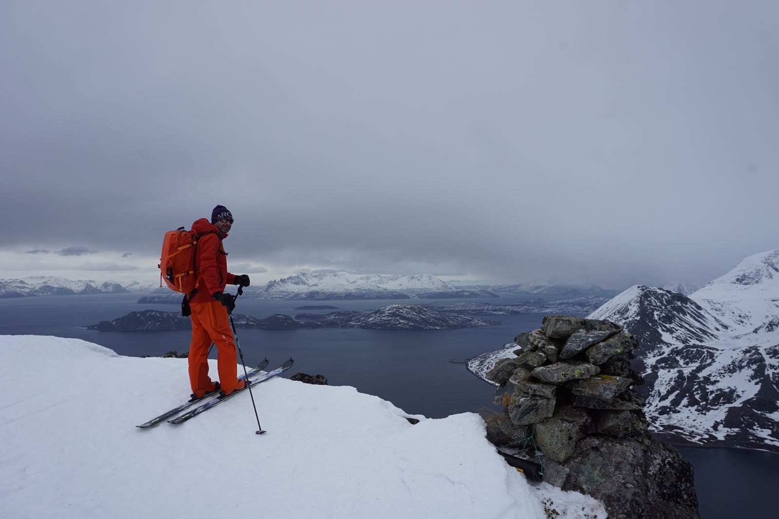 Walter beim Skitourengehen in den norwegischen Lyngenalpen
