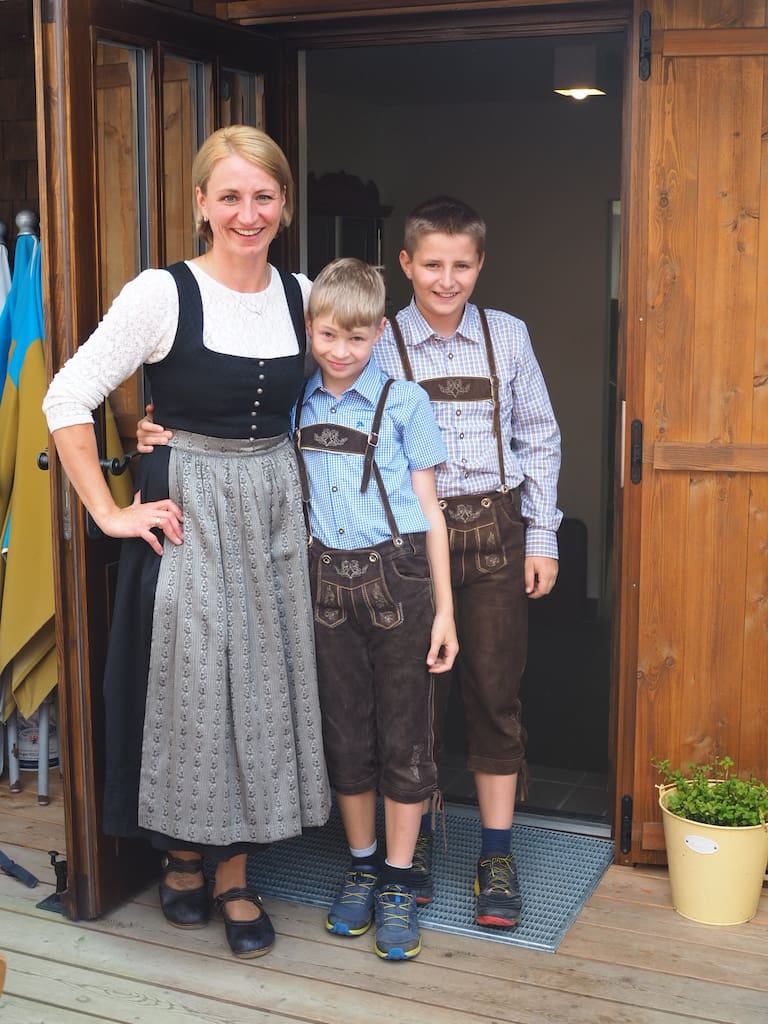 Die Hüttenwirtin Martina mit ihren Kindern Markus und Florian