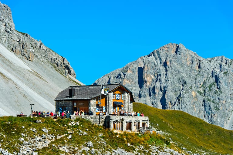 Die Carschinahütte (2.236 m) im Rätikon