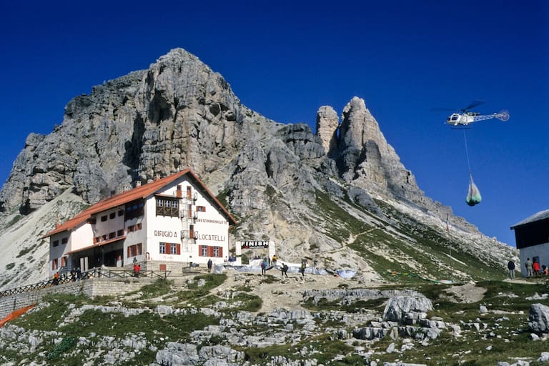 Dreizinennhütte Dolomiten Hubschrauber Materialtransport