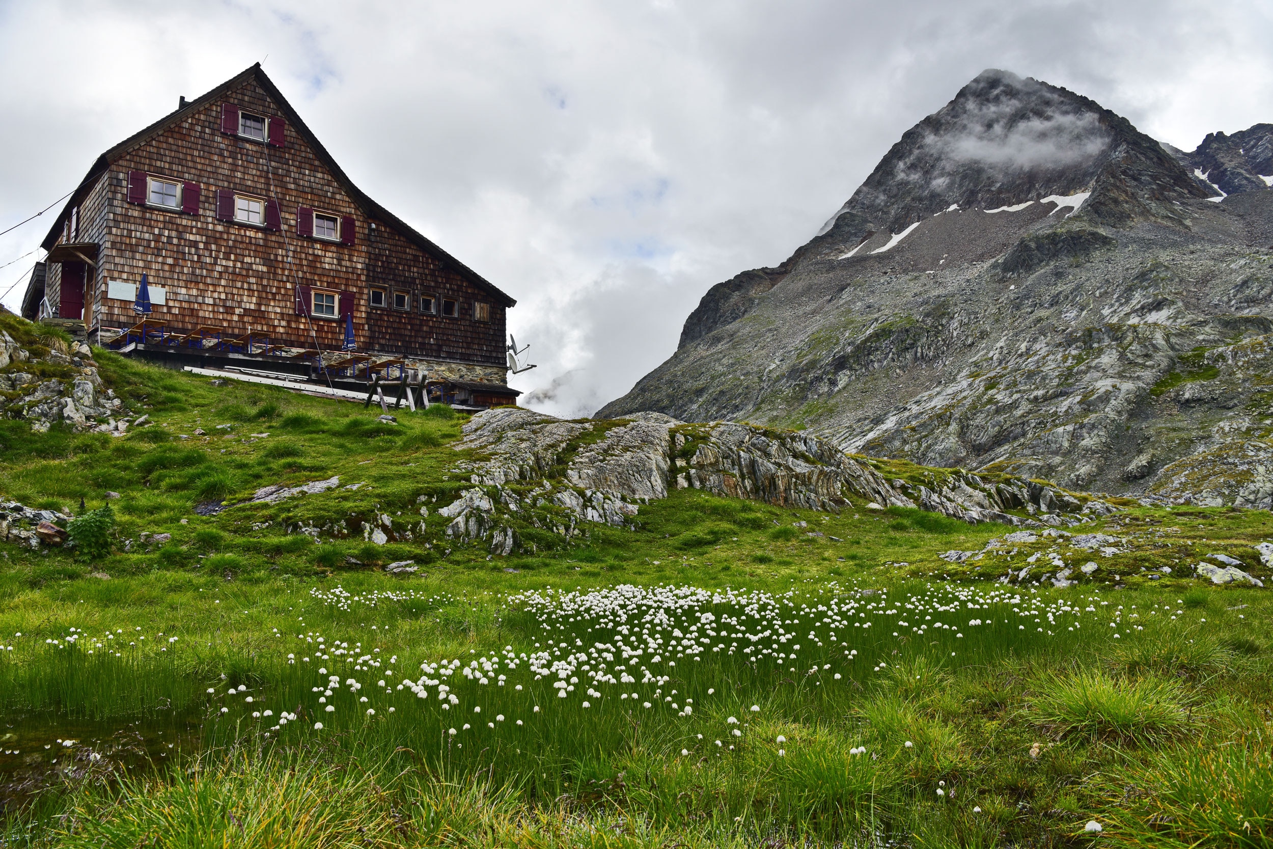 Die Adolf-Nossberger-Hütte (2.488 m) in der Kärntner Schobergruppe