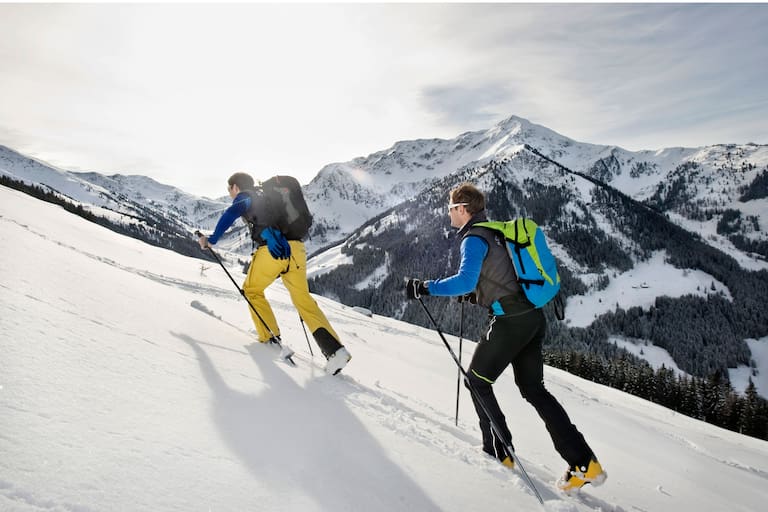 Tirol: Skitourengeher beim Aufstieg im Alpbachtal