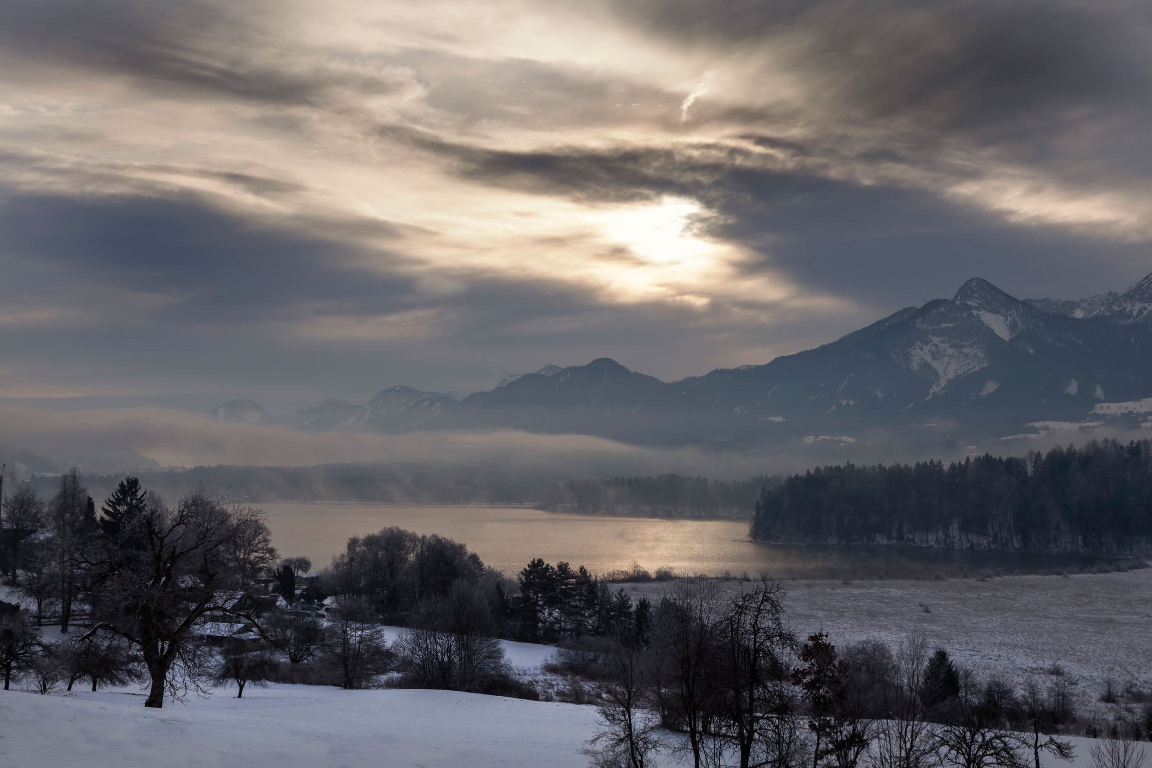 Das Bergwochenende pendelt zwischen Schneefall und Regen, die Temperaturen liegen weiter über dem Durchschnitt (Bild: Faaker See, Kärnten)