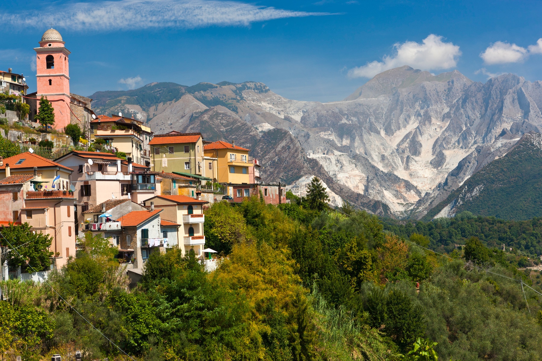 Das Dorf Fontia mit den Apuanischen Alpen im Hintergrund