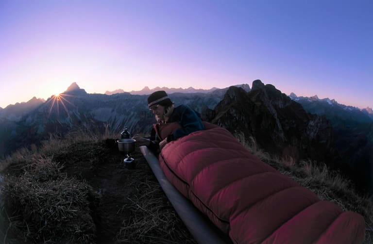 Sonnenuntergang am Berg: Ein Bett mit Aussicht