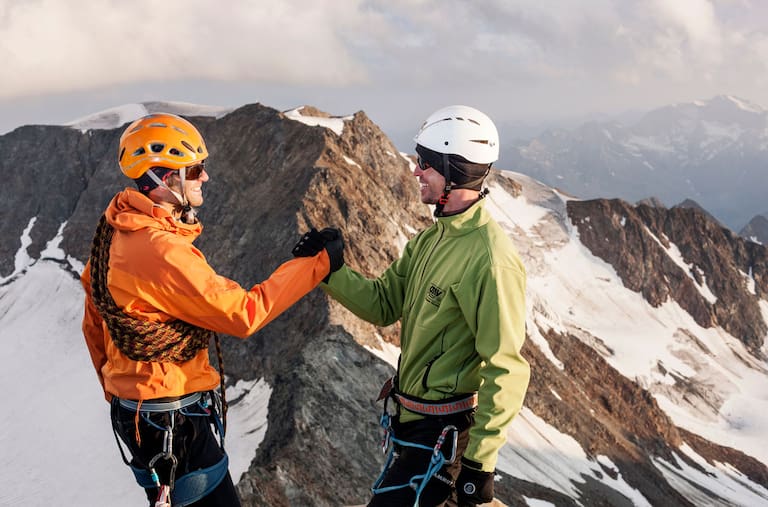 Der obligatorische Handshake am Gipfel des Wilden Pfaff in den Stubaier Alpen