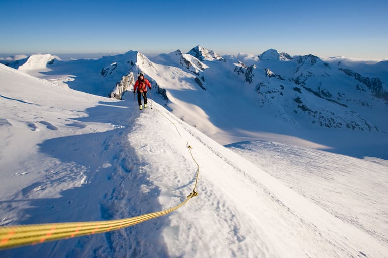 Skihochtour im Aufstieg mit Seil am Aletschgletscher, Wallis, Schweiz