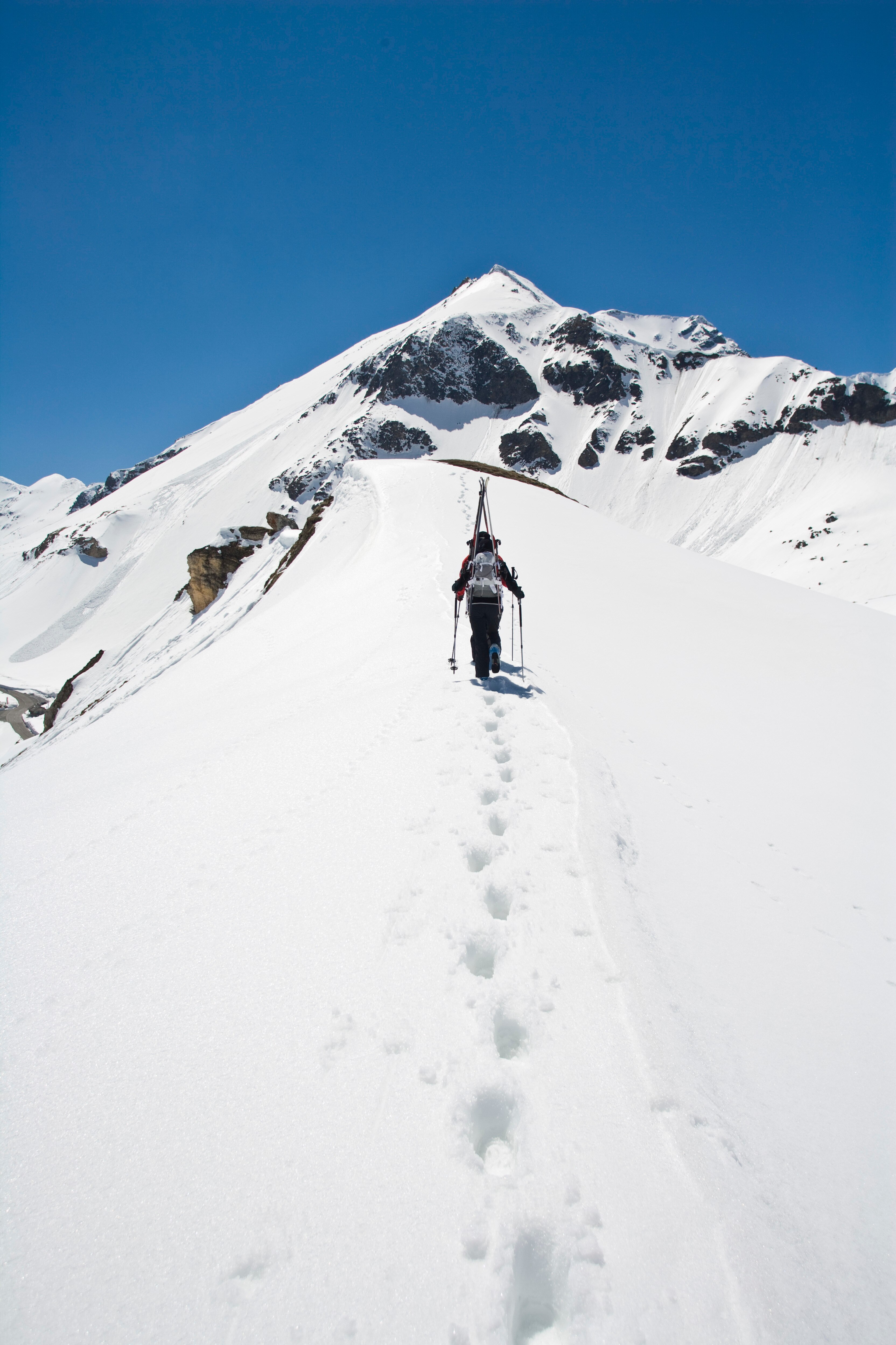 Gratwanderung am Großglockner: Skibergsteigen verlangt oft den kompletten Alpinisten, die Ski dienen als Hilfe beim Zustieg und Abfahrt.