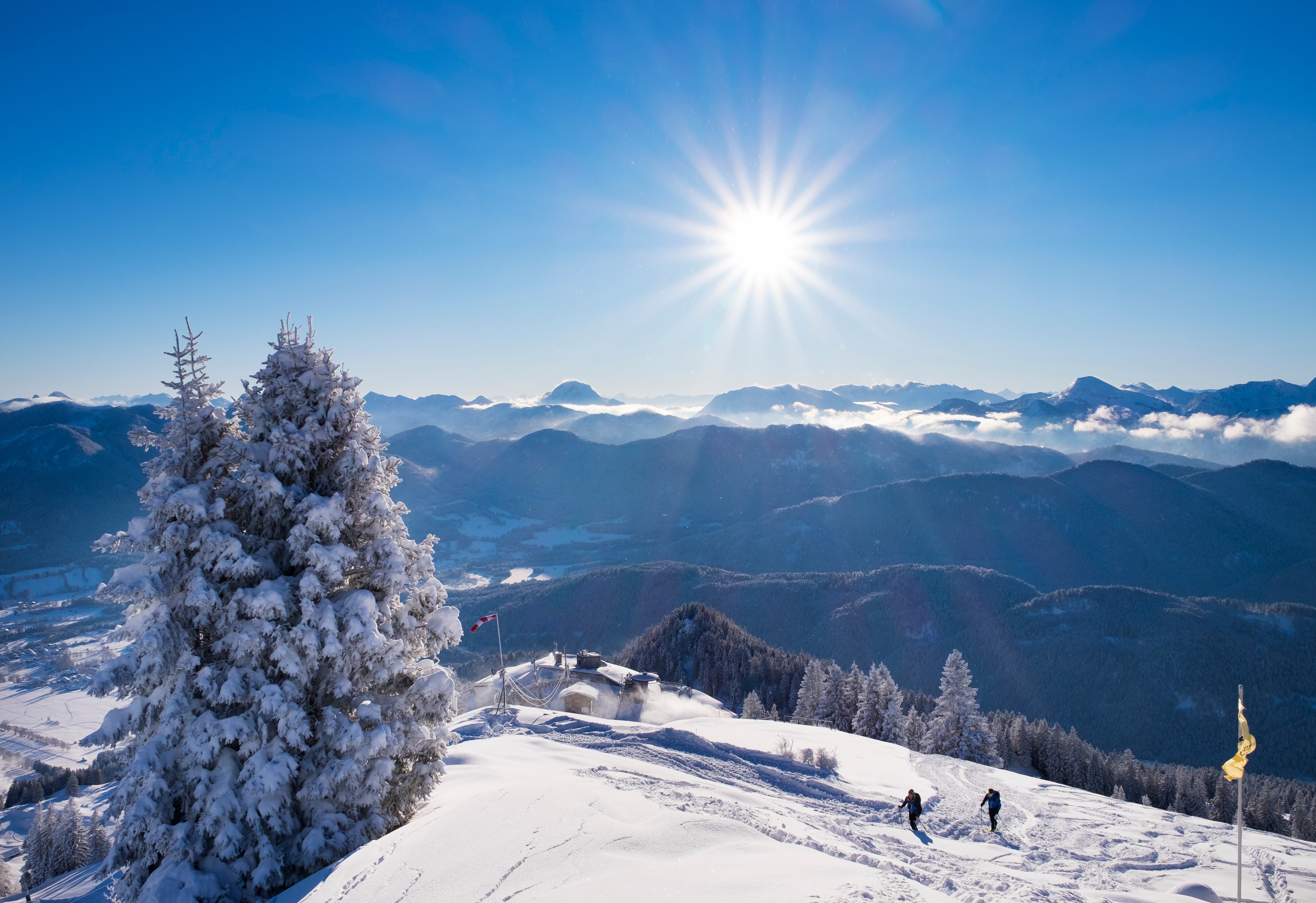 Lediglich Hochnebelfelder trüben an diesem Wochenende den strahlenden Sonnenschein im Bergland. Foto: Blick vom Brauneck-Gipfel in Oberbayern