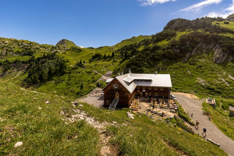 Die Freiburger Hütte (1.931 m) in Vorarlberg