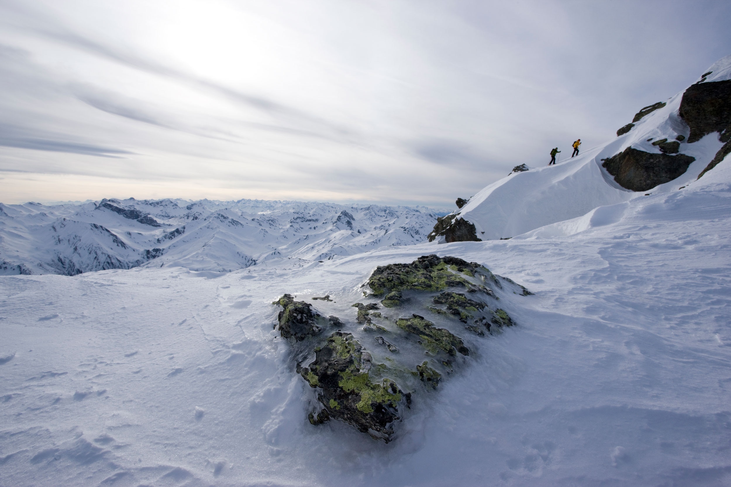 Am Wochenende erreicht eine markante Kaltfront den Alpenraum – wer raus geht, sollte sich warm anziehen. Foto: Tuxer Alpen in Tirol