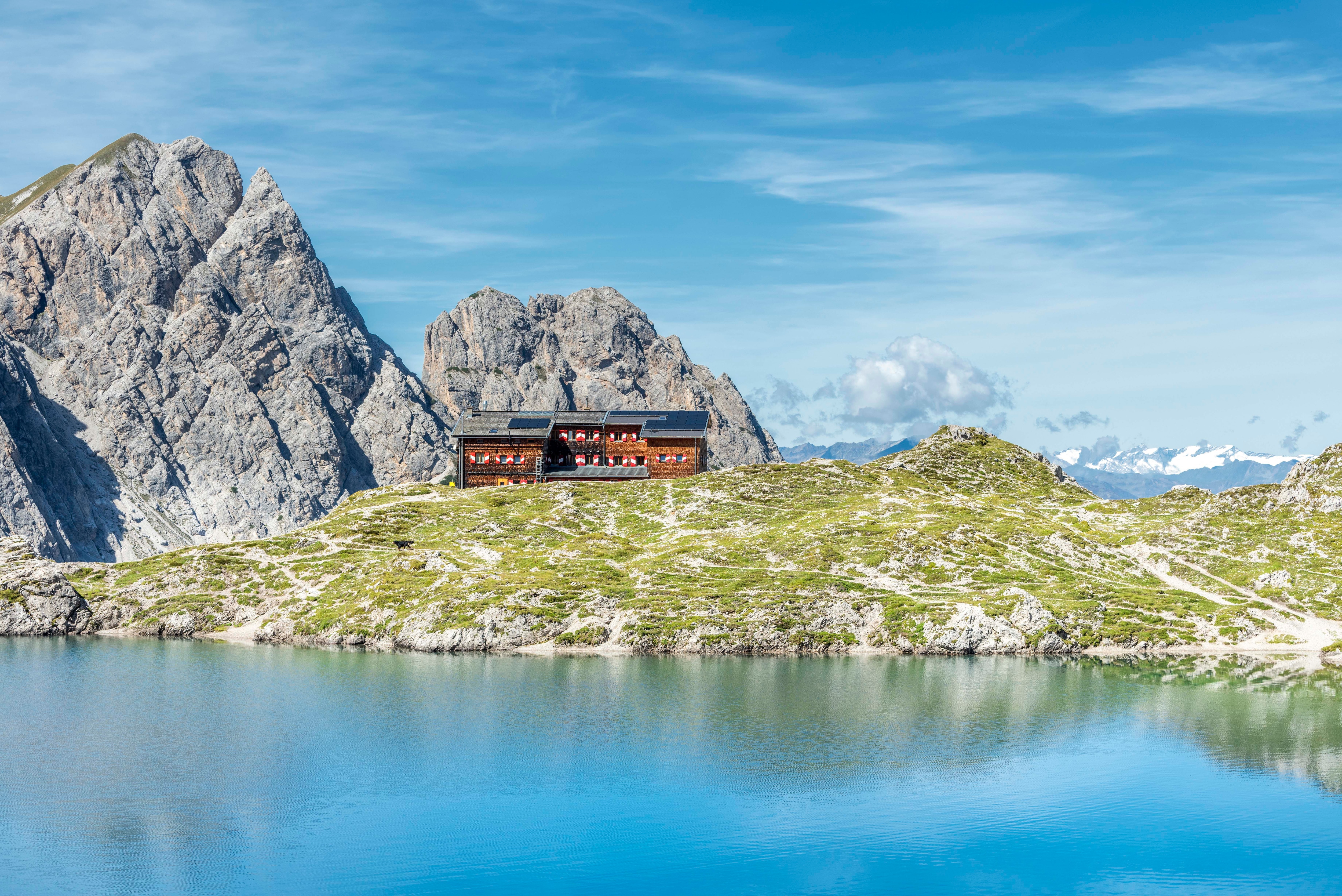 Die Karlsbader Hütte in Osttirol liegt direkt am malerischen Laserzsee