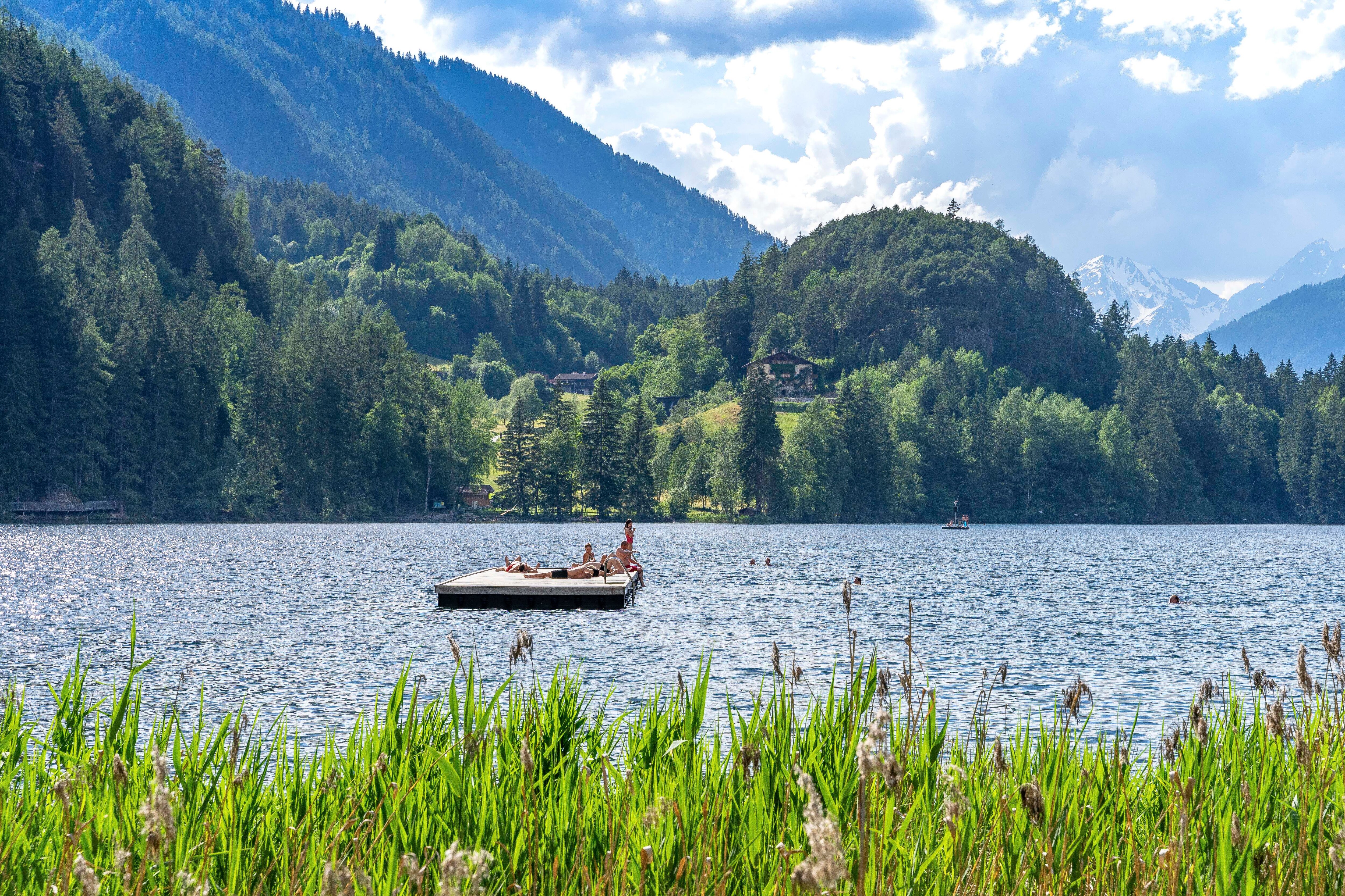 Ab dem frühen Nachmittag kündigen sich an diesem Wochenende immer wieder Gewitter an. Foto: Piburger See in Tirol