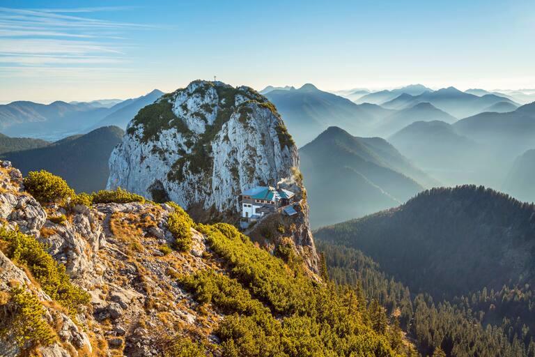 Der Spätsommer zeigt dieses Wochenende nochmals, was er kann! Foto: Blick vom Gipfel des Roßstein auf die Tegernseer Hütte