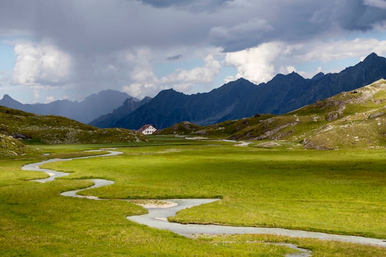 In den kommenden Tagen ist immer wieder mit Regenschauern und Gewittern zu rechnen. Foto: Hochmoor in den Stubaier Alpen (Tirol)