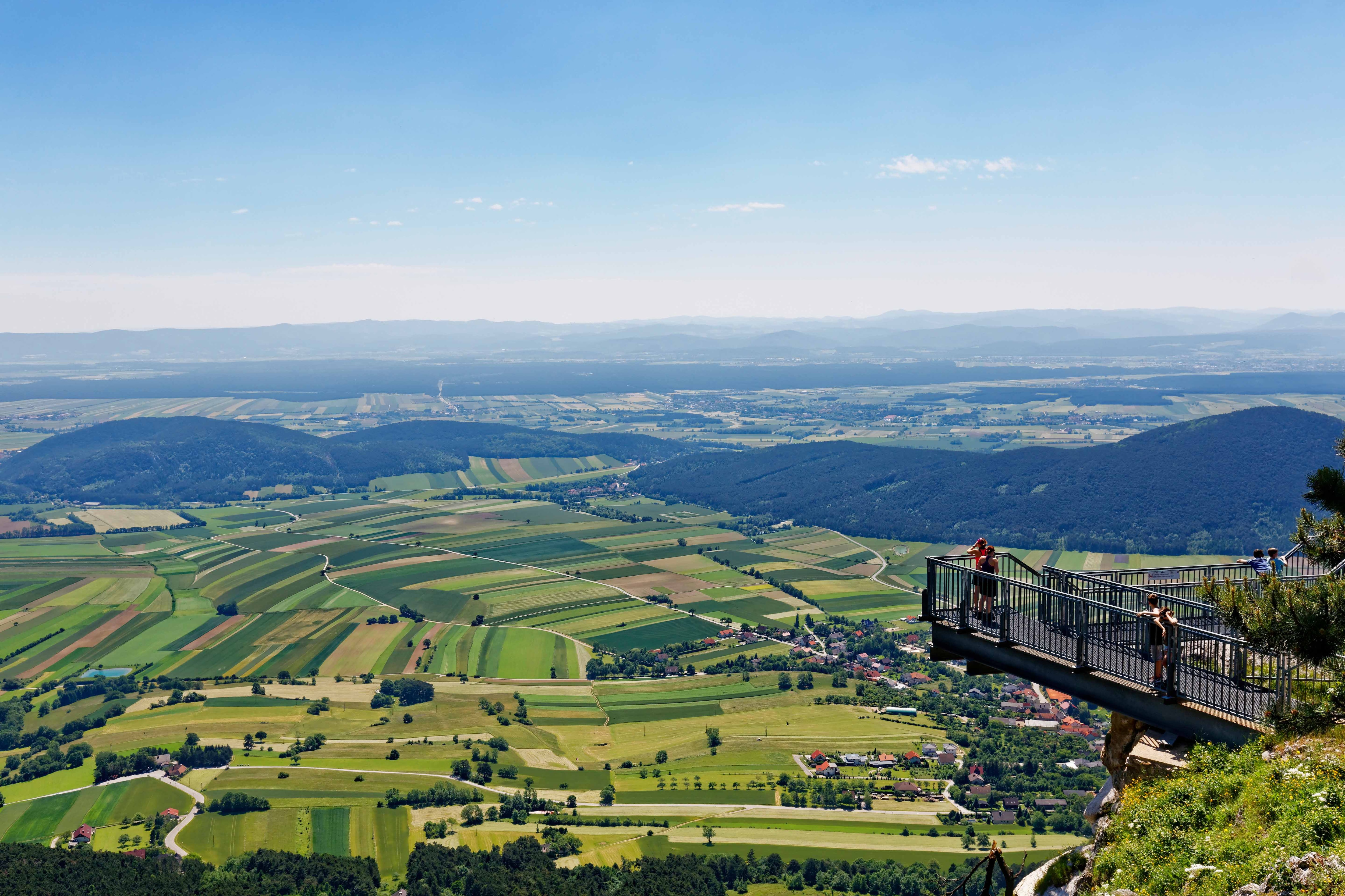 Ausblick vom Gipfelplateau der Hohen Wand in den Gutensteiner Alpen, Niederösterreich