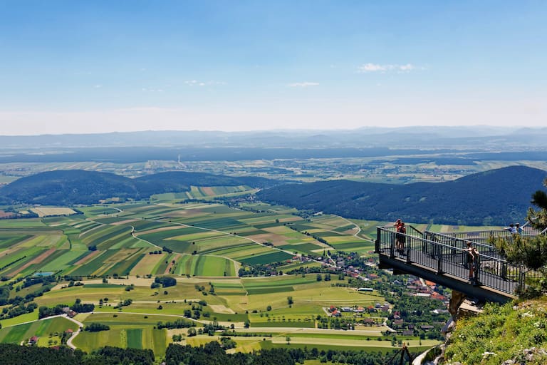 Ausblick vom Gipfelplateau der Hohen Wand in den Gutensteiner Alpen, Niederösterreich