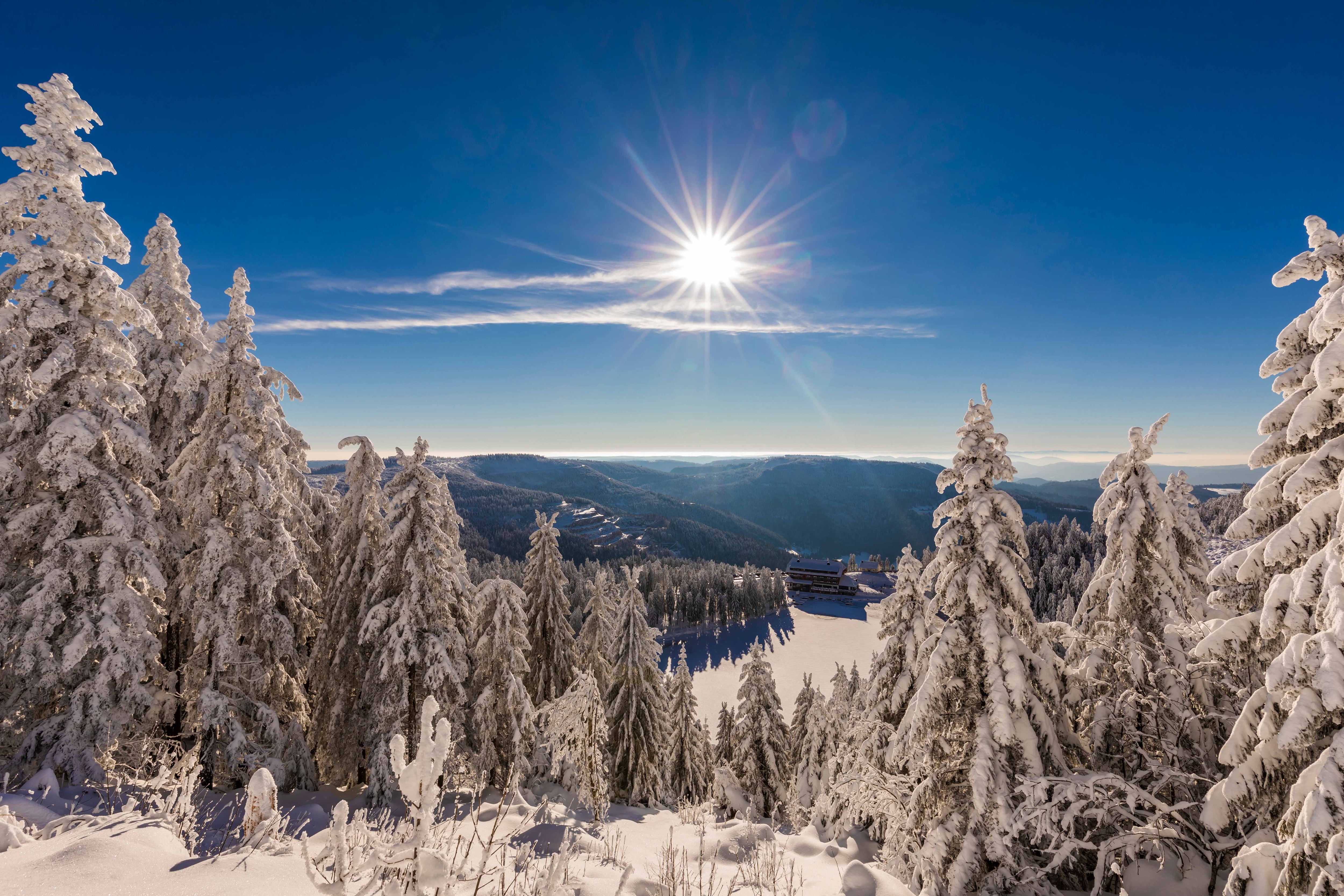 Ohne Sonne wäre eine Skitour zwar nur halb so schön, doch müssen wir uns vor der starken Strahlung auch schützen. Schwarzwald, Deutschland