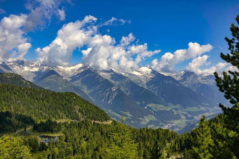 Wolken und Schauer sind in den kommenden Tagen Teil des Wettergeschehens, im Laufe des Wochenendes nimmt die Gewittergefahr aber ab. Foto: Speikboden, Südtirol