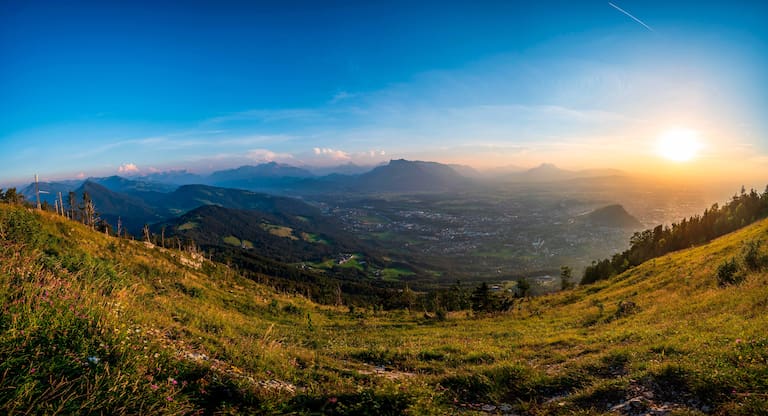 Ausblick zum Sonnenaufgang vom Gipfel des Gaisberg auf die Stadt Salzburg
